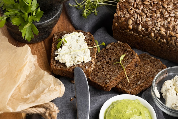 Kostenloses Foto hoher sandwichwinkel mit messer und kräutern