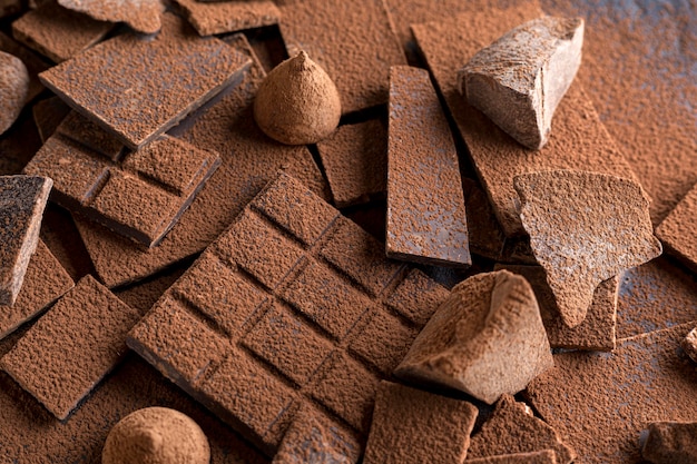 Hoher Schokoladenwinkel mit Süßigkeiten und Kakaopulver