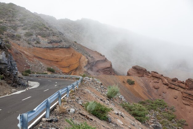 Hoher Straßenwinkel zur Spitze des Vulkans Caldera de Taburiente auf den Kanarischen Inseln unter nebligen Wolken