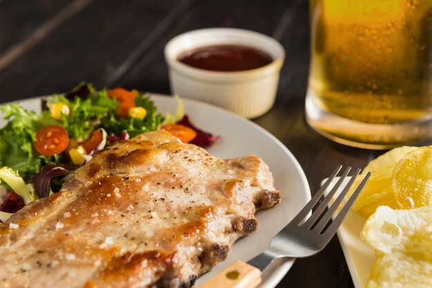 Hoher Tellerwinkel mit Steak und Bier