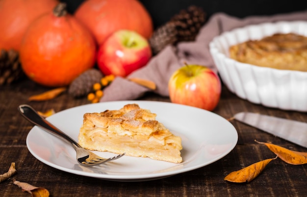 Kostenloses Foto hoher tellerwinkel mit thanksgiving-apfelkuchenscheibe