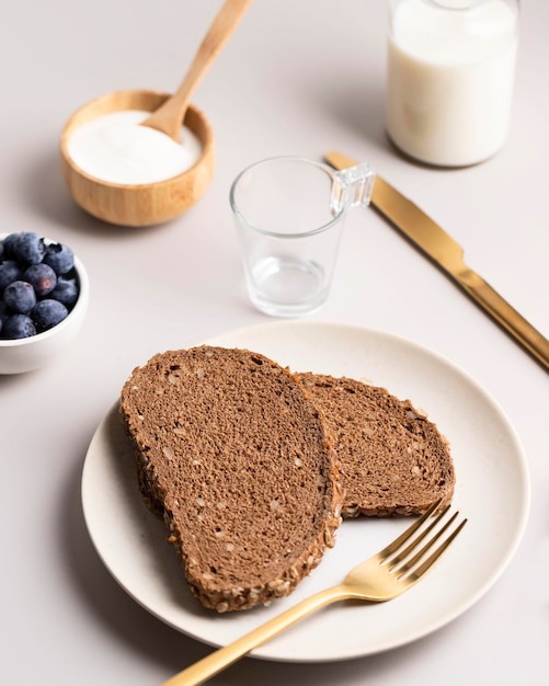 Hoher Toastwinkel mit Blaubeeren und Milch