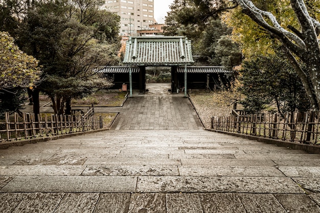 Hoher treppenwinkel am japanischen tempelkomplex