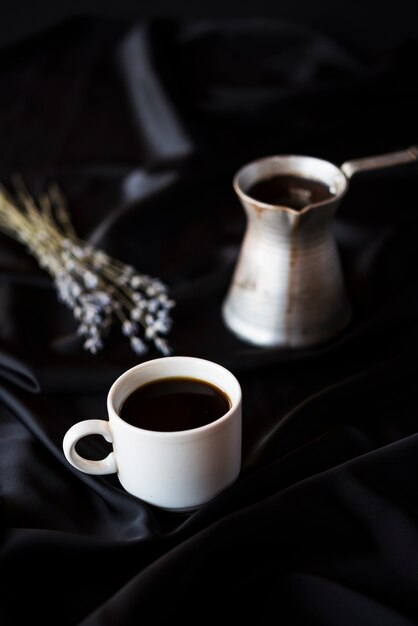 Hoher Wasserkocher mit Kaffee und Lavendel