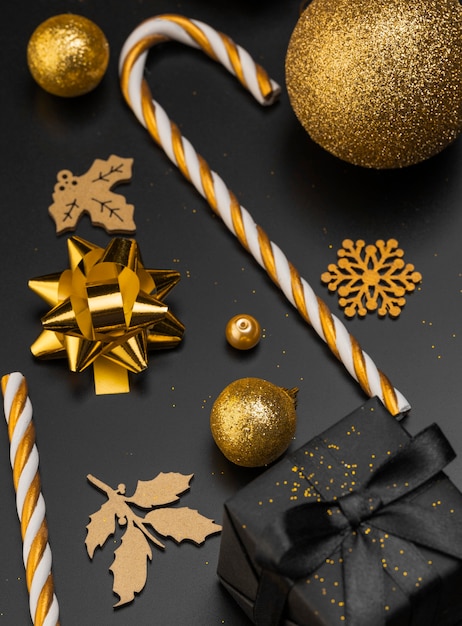 Kostenloses Foto hoher weihnachtswinkel mit goldenen ornamenten