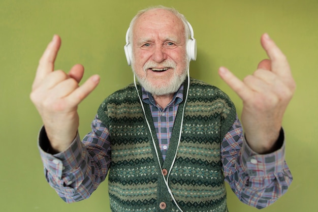 Hoher winkel ältere hörende rockmusik