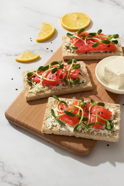 Hoher Winkel aus Holzplatte mit Keto-Diät-Essen und geschnittener Zitrone