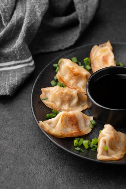 Hoher Winkel der asiatischen Knödel mit Kräutern