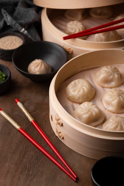 Hoher Winkel der asiatischen Knödel mit Stäbchen