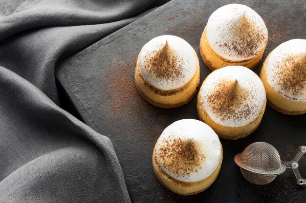 Hoher Winkel der Desserts auf Schiefer