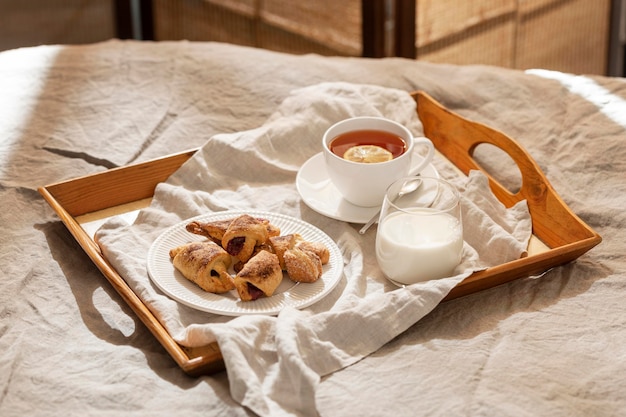 Hoher Winkel der Desserts auf Tablett mit Tee und Milch