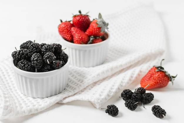 Hoher Winkel der Erdbeeren und der Maulbeeren in den Schüsseln