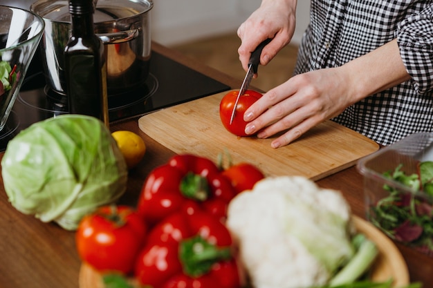 Hoher Winkel der Frau, die Essen in der Küche zubereitet