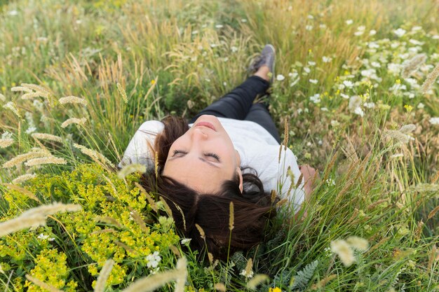 Hoher Winkel der Frau, die im Gras aufwirft