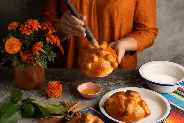 Hoher winkel der frau, die pan de muerto . macht