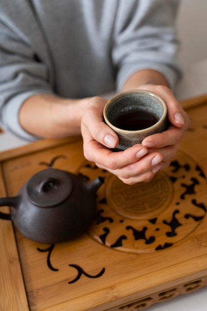 Hoher Winkel der Frau, die Teetasse hält