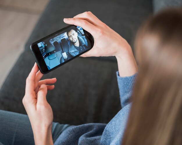 Hoher Winkel der Frau, die Telefon betrachtet