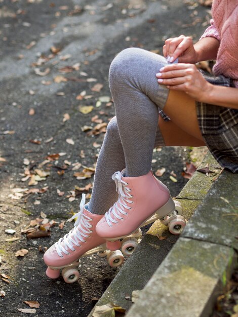 Hoher Winkel der Frau in den Rollschuhen mit Socken