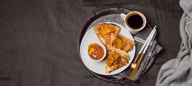 Hoher Winkel der Frühstücks-Crepes mit Marmelade und Kopierraum