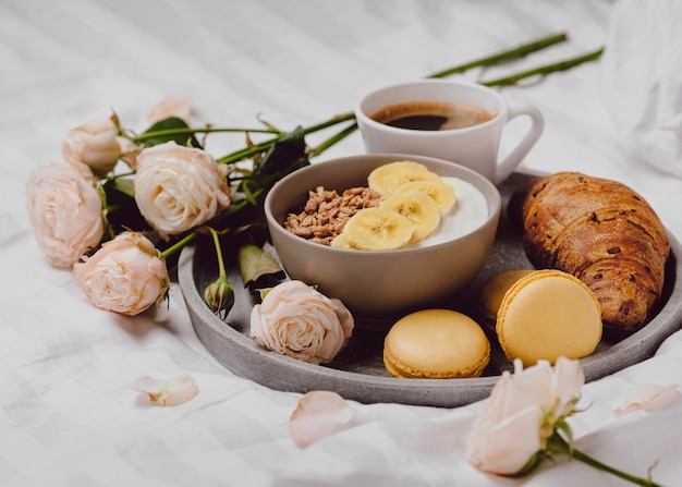 Hoher Winkel der Frühstücksschale mit Banane und Müsli