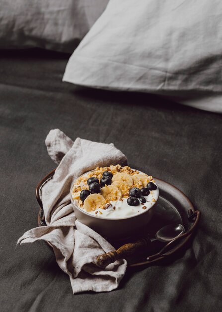 Hoher Winkel der Frühstücksschale mit Müsli und Blaubeeren