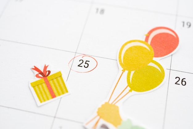 Hoher Winkel der Geburtstagsnotiz in lebendigem Kalender hinzugefügt