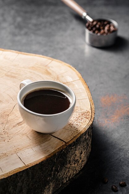 Hoher Winkel der Kaffeetasse auf Holzbrett