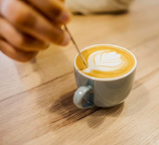 Hoher Winkel der Kaffeetasse mit Dekoration oben