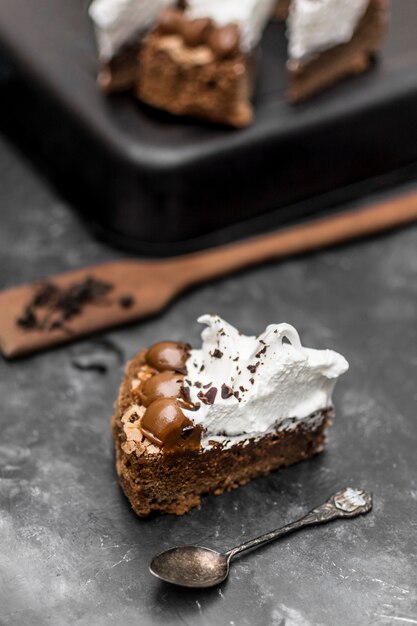 Hoher Winkel der Kuchenscheibe mit Löffel