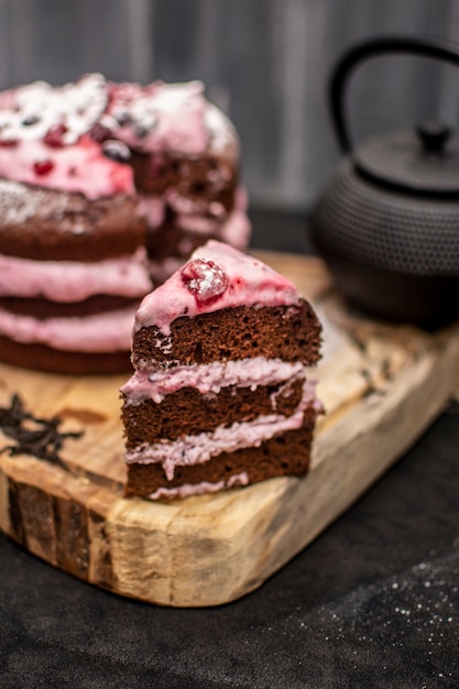 Hoher Winkel der Kuchenscheibe mit Teekanne