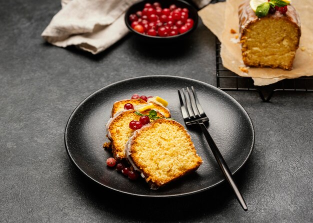 Hoher Winkel der Kuchenstücke auf Teller mit Gabel und Beeren