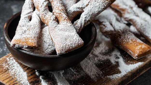 Hoher Winkel der mit Puderzucker überzogenen Desserts