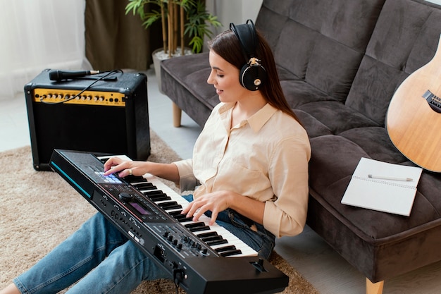 Hoher Winkel der Musikerin, die Klaviertastatur spielt