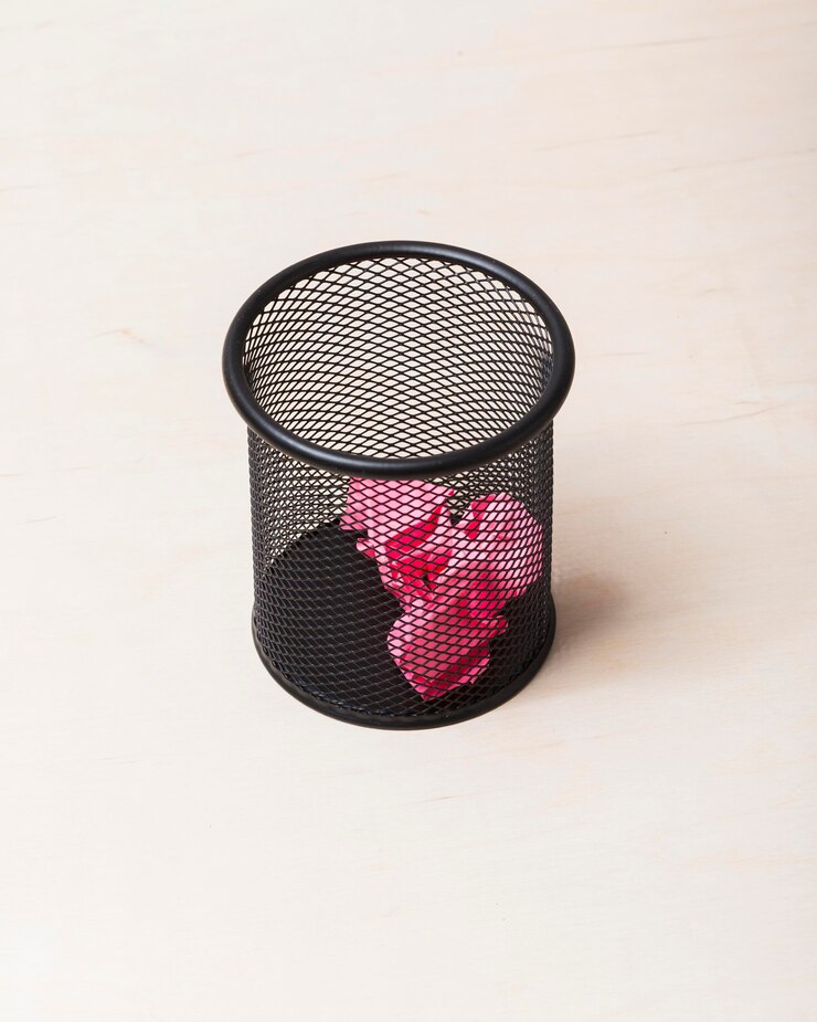 Kostenlose Foto hoher winkel der rosa aufkleber im korb