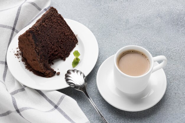 Hoher Winkel der Schokoladenkuchenscheibe mit Kaffee