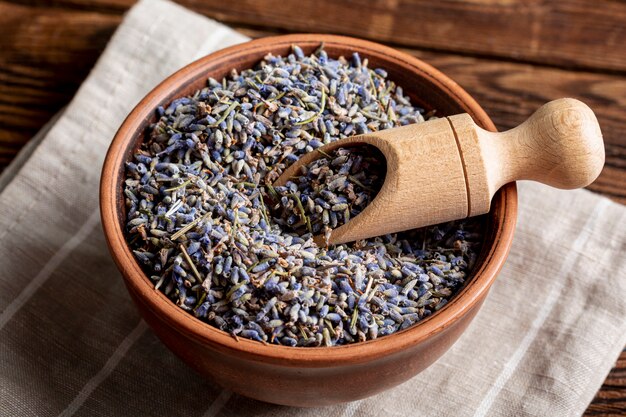 Hoher Winkel der Schüssel mit Lavendel und Schaufel