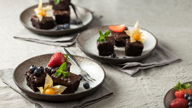 Hoher Winkel der Teller mit Desserts und Früchten