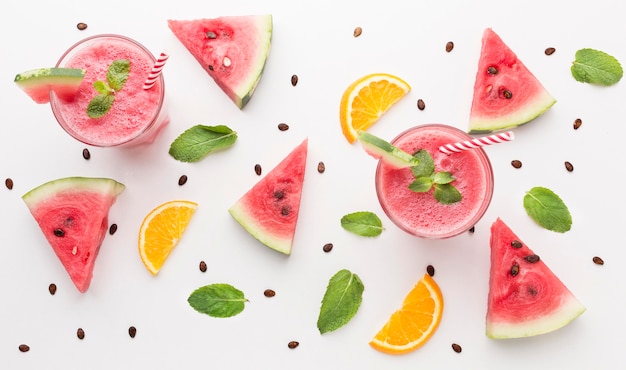 Hoher Winkel der Wassermelonen-Cocktailgläser mit Minze und Strohhalmen