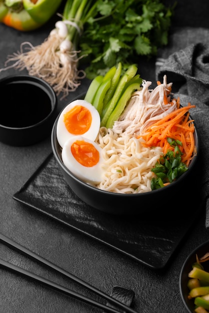 Hoher Winkel des asiatischen Gerichts mit Eiern und Salat