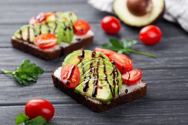 Hoher Winkel des Avocadotoasts mit Tomaten und Soße