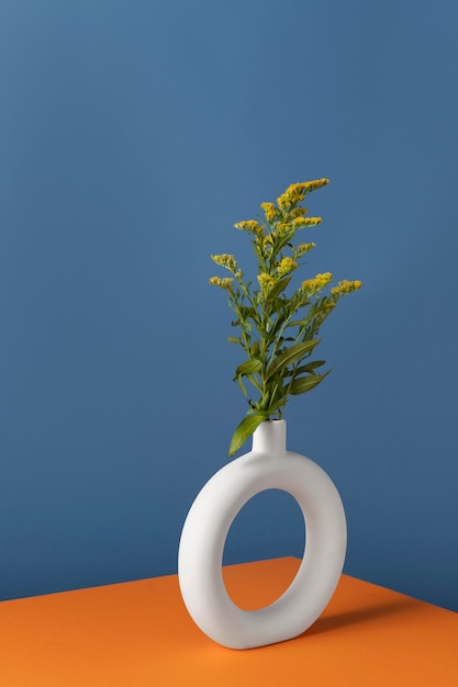 Hoher Winkel des Blumendekors in einer kreisförmigen Vase mit Kopienraum