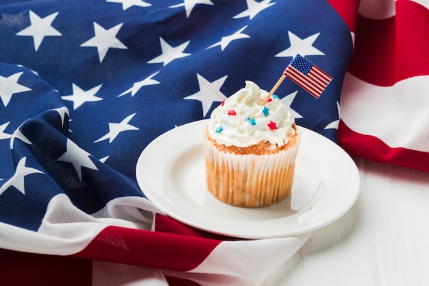 Hoher Winkel des Cupcakes auf Teller mit amerikanischen Flaggen