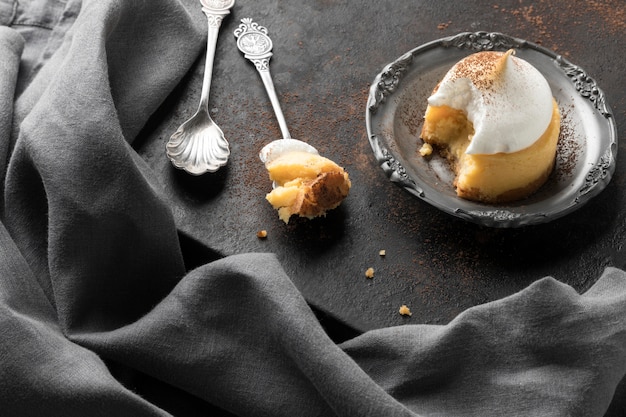 Hoher Winkel des Desserts mit Löffeln und Stoff