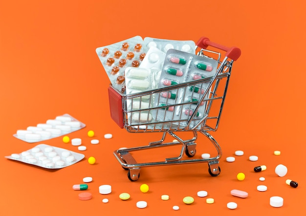 Hoher Winkel des Einkaufswagens mit Tablettenfolien