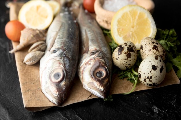 Hoher Winkel des Fischpaares mit Zitrone und Eiern