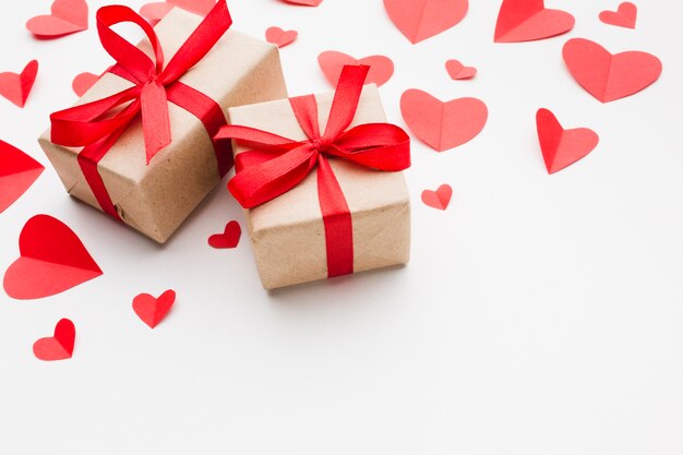Hoher Winkel des Geschenk- und Papierherzens formt für Valentinstag