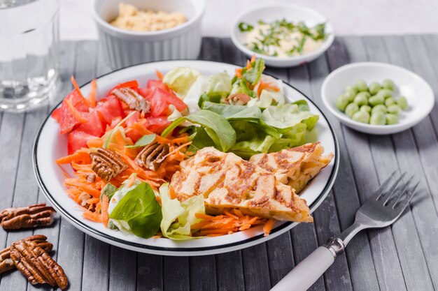 Hoher Winkel des gesunden Tellers mit Salat