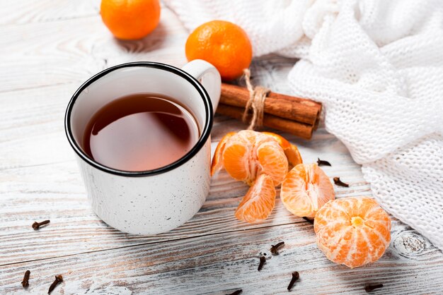 Hoher Winkel des heißen Tees mit Mandarinen
