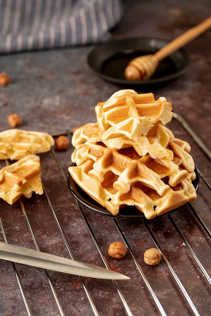 Hoher Winkel des Honigs bedeckte Stapel Waffeln auf Platte