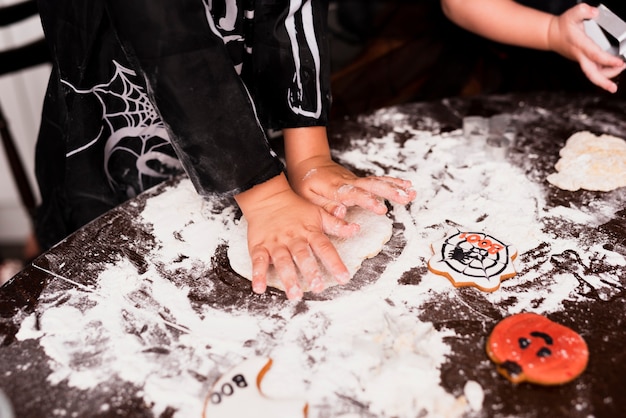 Hoher winkel des kleinen jungen plätzchen machend